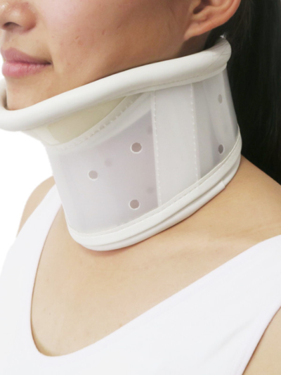 RIGID CERVICAL COLLAR WITH CHIN SUPPORT